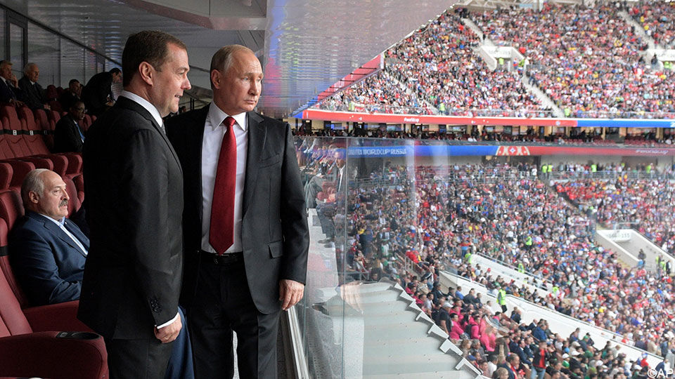 Medvedev en Poetin tijdens het WK voetbal in Rusland 2018.