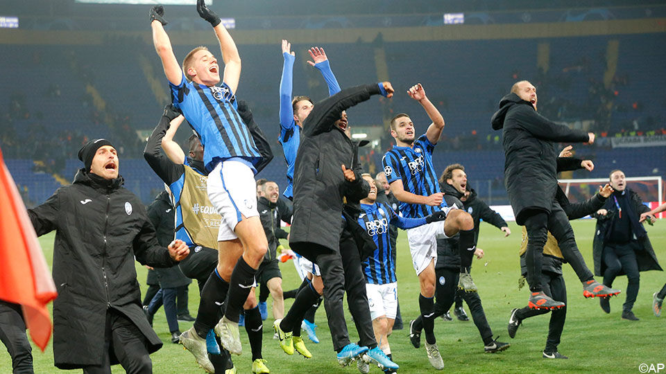 De Atalanta-spelers vieren de kwalificatie voor de 1/8e finales van de Champions League.
