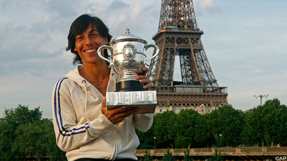 Schiavone poseert met de trofee van Roland Garros.