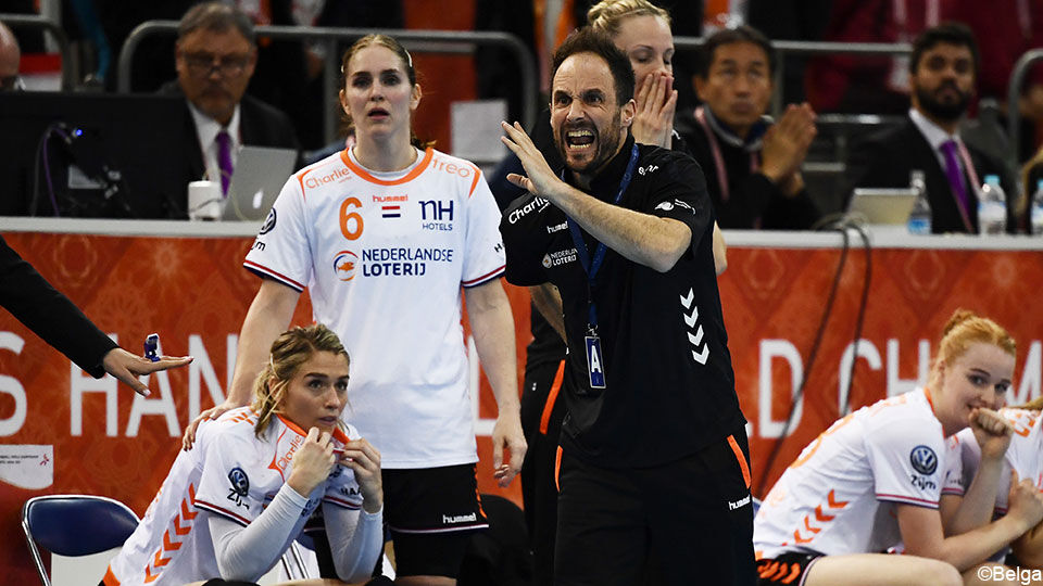 De Fransman Emmanuel Mayonnade is sinds februari de coach van de Nederlandse vrouwen.
