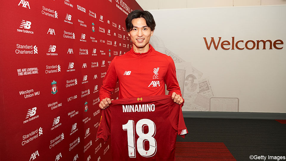 Takumi Minamino poseert met het truitje van Liverpool.