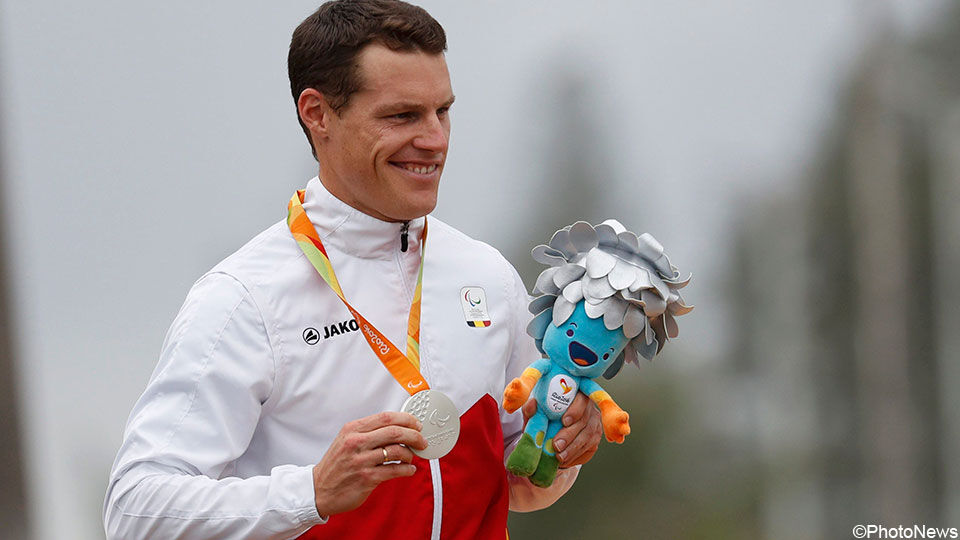 Kris Bosmans op het podium in Rio met zijn zilveren medaille.