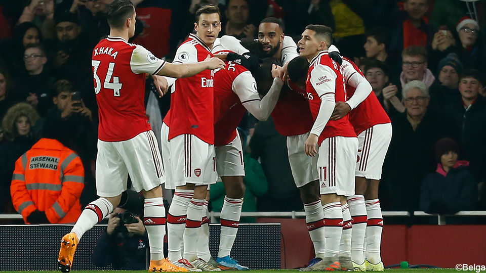 De Arsenal-spelers vieren de 1-0 van Pepe.
