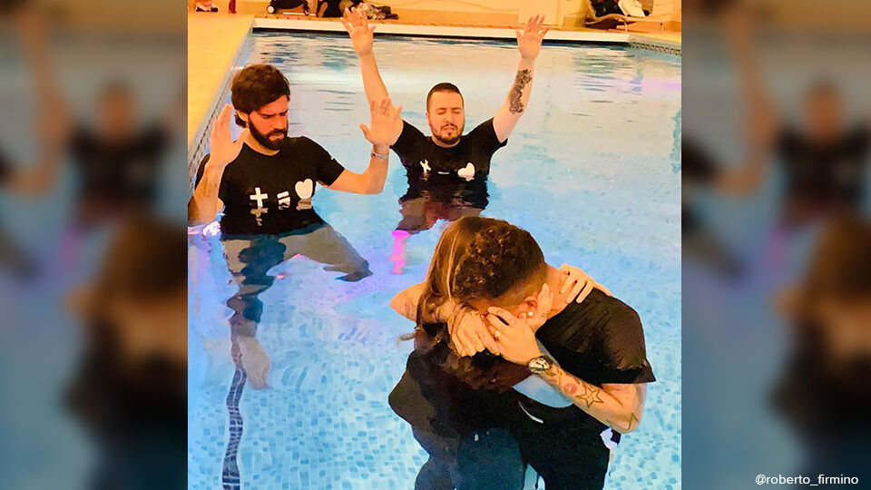 Roberto Firmino wordt gedoopt in een zwembad