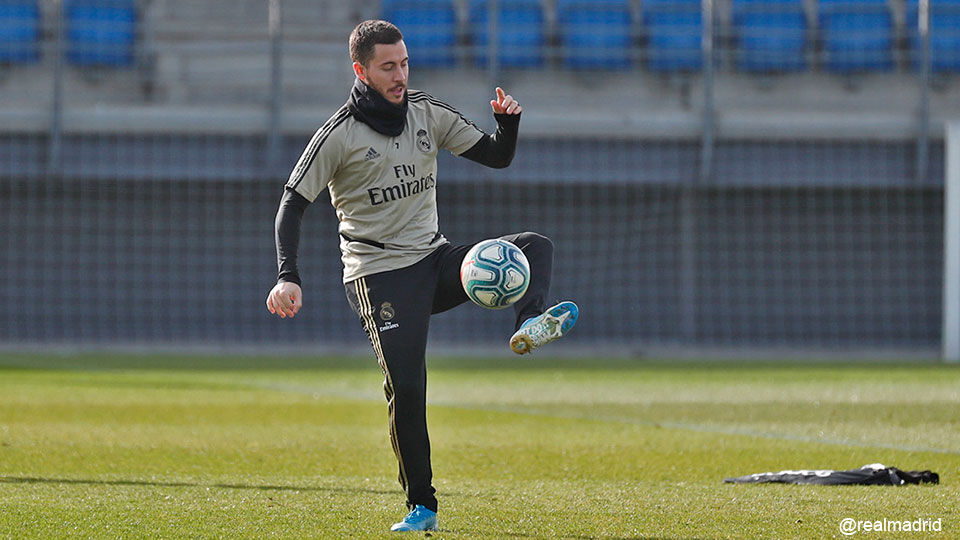 Eden Hazard speelt met de bal op training bij Real.