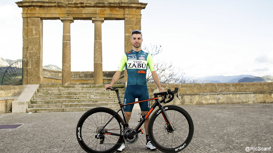 Giovanni Visconti poseert met zijn fiets.
