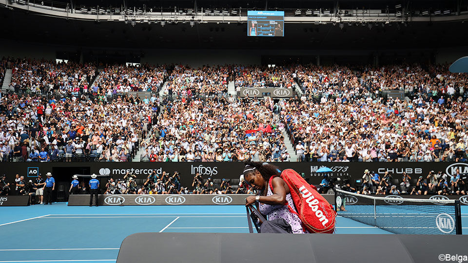 Serena Williams buigt het hoofd en verlaat de arena.