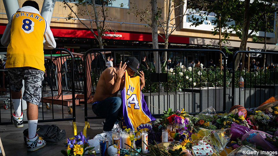 Fans van Kobe Bryant stromen samen aan hun Staples Center, de thuisbasis van de LA Lakers.