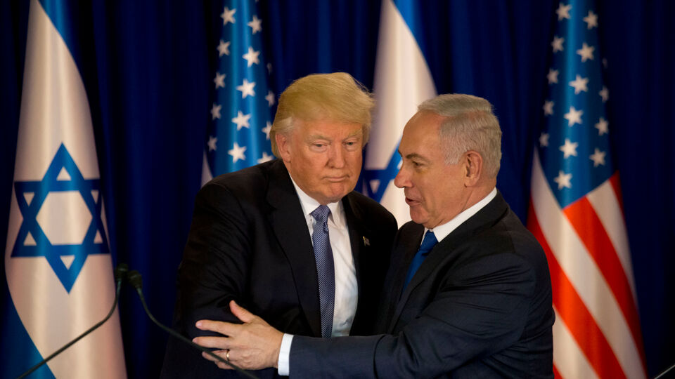  Amerikaans president Donald Trump en Israëlisch eerste minister Benjamin Netanyahu schudden elkaar de hand in Jeruzalem, 22 mei 2017. 