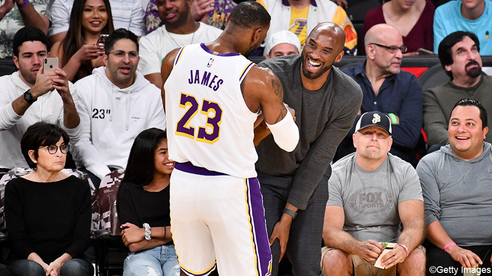 LeBron James en Kobe Bryant bij een wedstrijd van de LA Lakers in november.