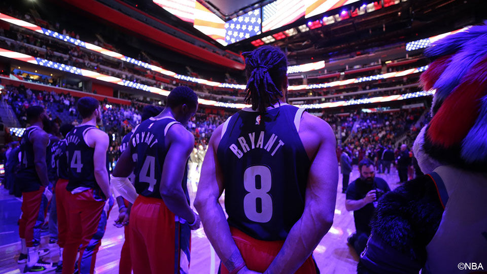 De NBA-spelers eerden Bryant door middel van zijn nummers 8 en 24.