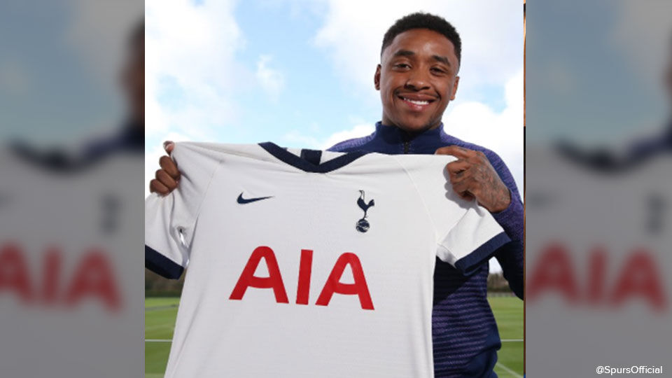 Bergwijn poseert met zijn nieuw Tottenham-shirt.