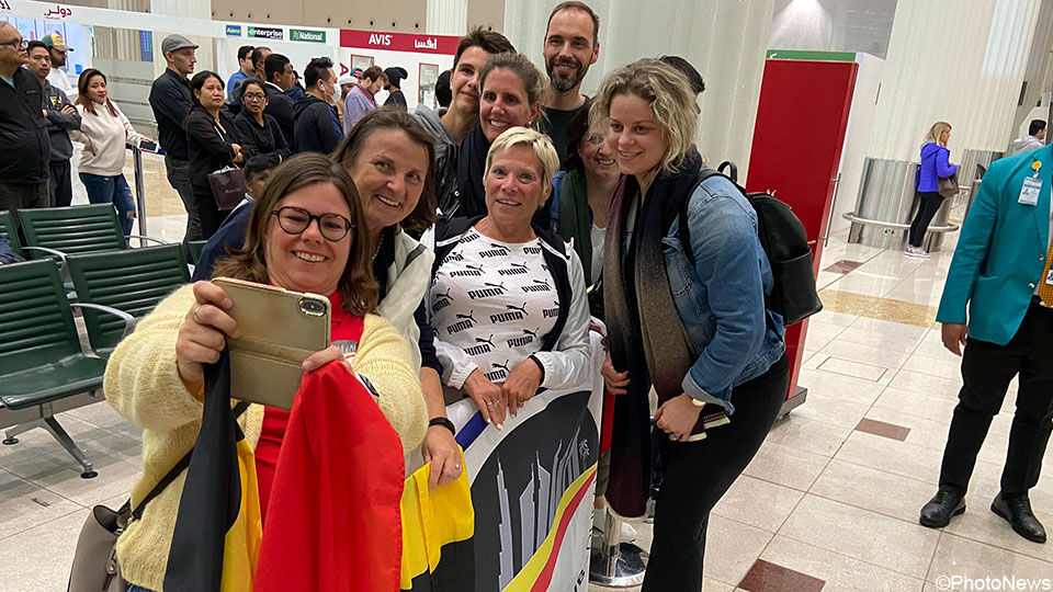 Clijsters poseert in Dubai met enkele Belgische fans.