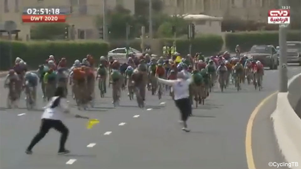 In de 2e etappe van de Ronde van Dubai werd maar net een ongeluk vermeden.