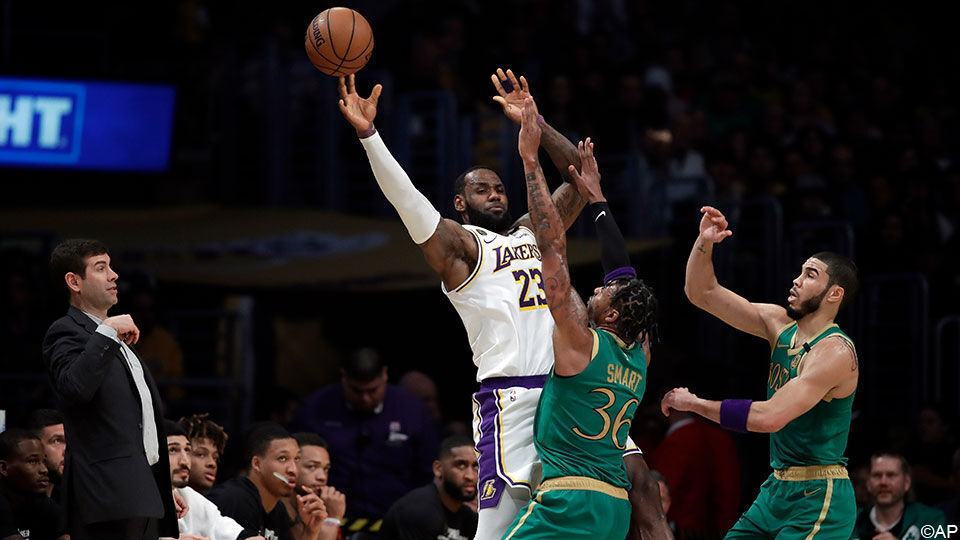 LeBron James won met de Lakers de clash tegen de Celtics.