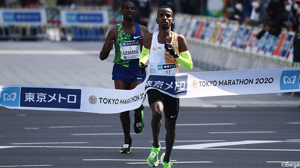 Bashir Abdi overschrijdt de finish in Tokio.