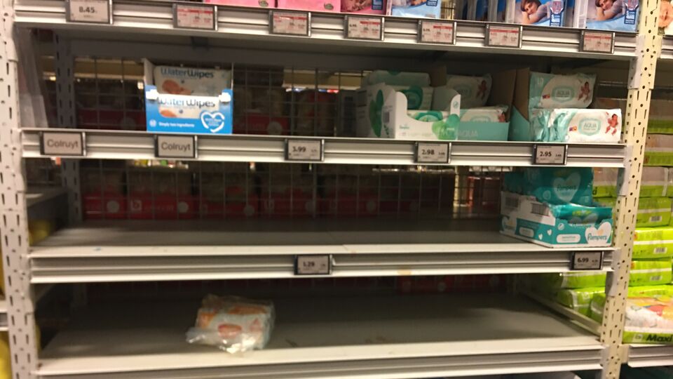 Lege rekken bij Colruyt. Heeft hamsteren eigenlijk zin? Professor Van ...