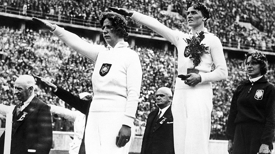 Atleten brengen de nazigroet op het podium tijdens de Spelen van Berlijn.