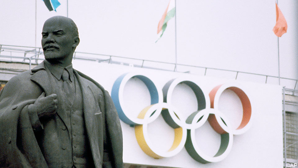 Een standbeeld van de communistische leider Lenin voor het olympisch stadion van Moskou.