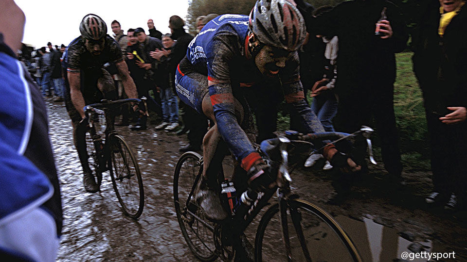 De 21-jarige Tom Boonen neemt kopman Hincapie op sleeptouw in Parijs-Roubaix 2002.