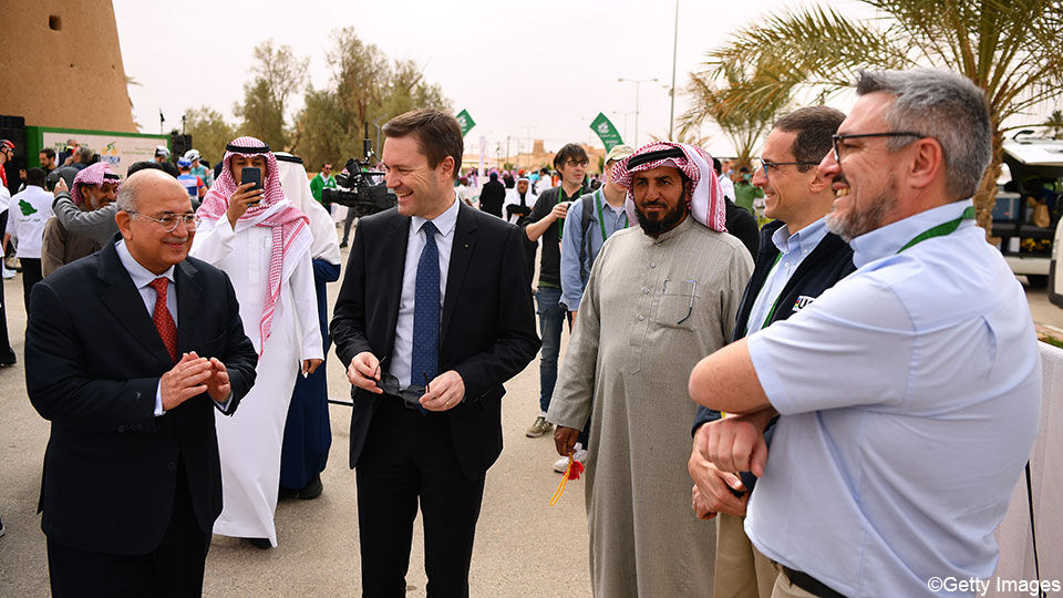 UCI-baas David Lappartient op bezoek in de Saudi Tour.