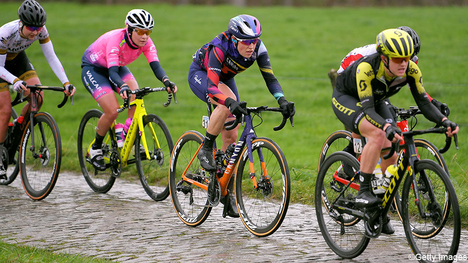 De vrouwen zullen Parijs-Roubaix op dezelfde dag als de mannen rijden.