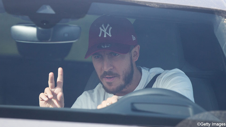 Geen mondmasker voor Eden Hazard in Madrid.