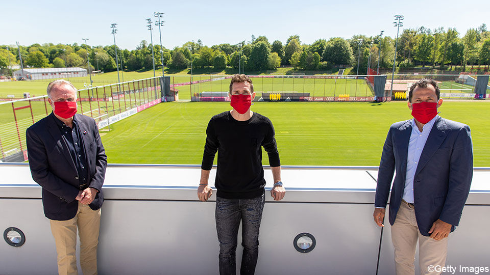 De coronamaatregelen worden gerespecteerd bij Bayern. Met mondmasker van links naar rechts: Voorzitter Karl-Heinz Rummenigge, Miroslav Klose en sportief directeur Hasan Salihamidzic.