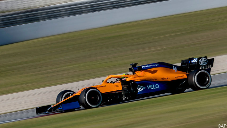 F1-rijder Lando Norris in zijn McLaren.