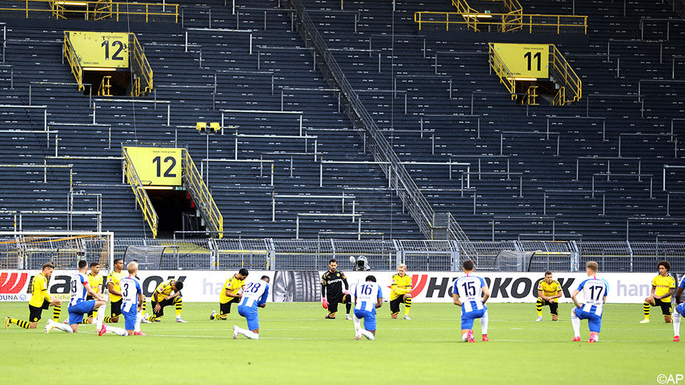 Knielende spelers van Dortmund en Hertha