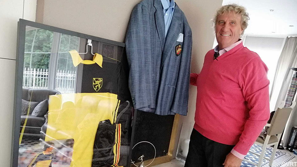 Jean-Marie Pfaff naast zijn legendarische gele keeperstrui van het EK 1980.
