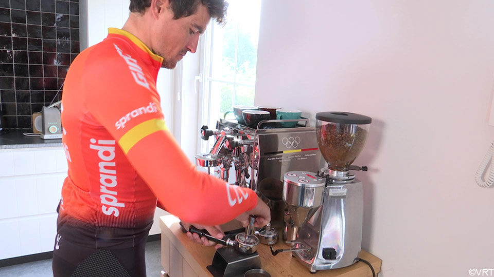 Greg Van Avermaet houdt zich graag bezig met de kunst van het koffie maken.