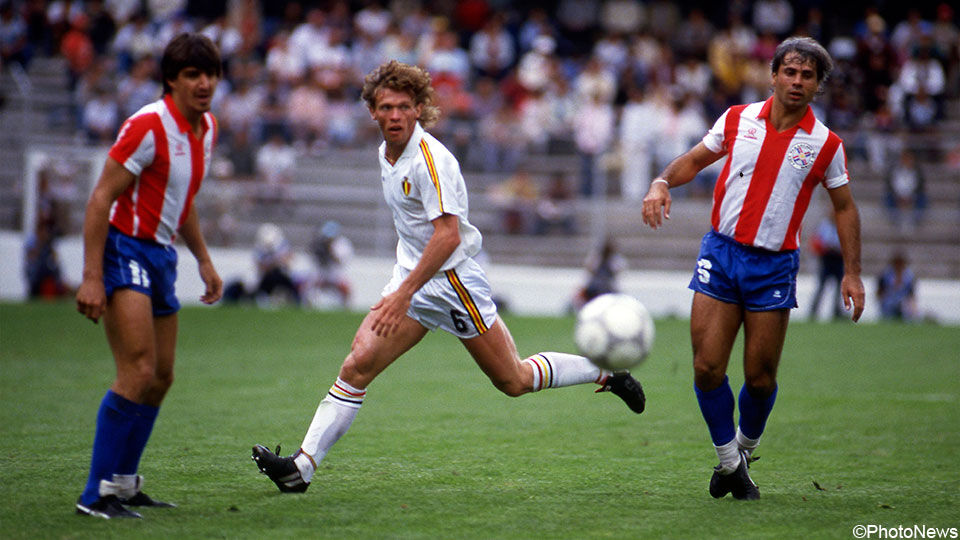Frank Vercauteren in actie tegen Paraguay op het WK 1986.