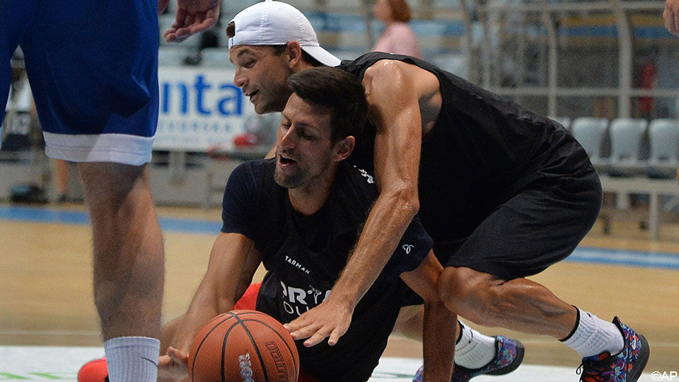 Djokovic en Dimitrov amuseerden zich tijdens een partijtje basketbal.