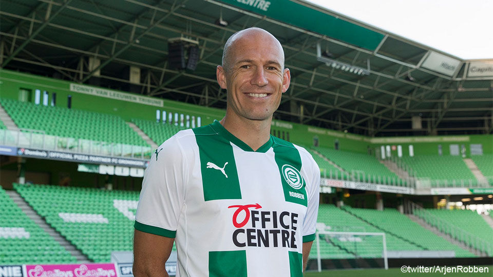 Arjen Robben poseert in het tenue van FC Groningen.
