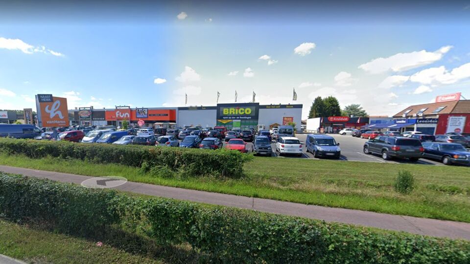 Burgemeester dreigt rommelmarkt Gouden Kruispunt te verbieden | VRT NWS