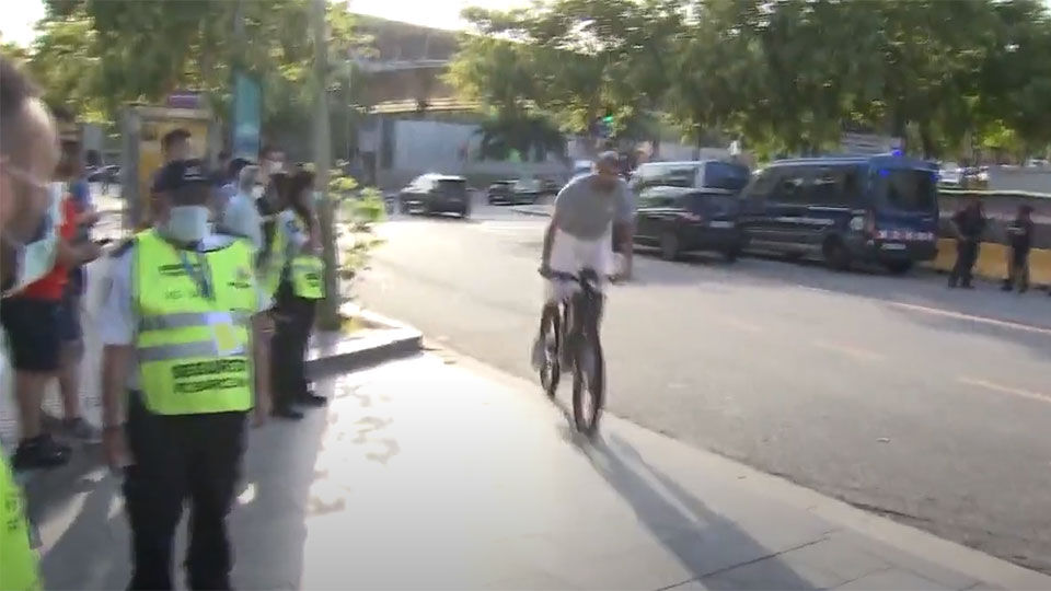 Gerard Piqué arriveert op zijn fiets.