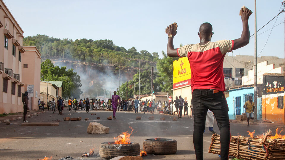De politie zet traangas in tegen de betogers in Bamako