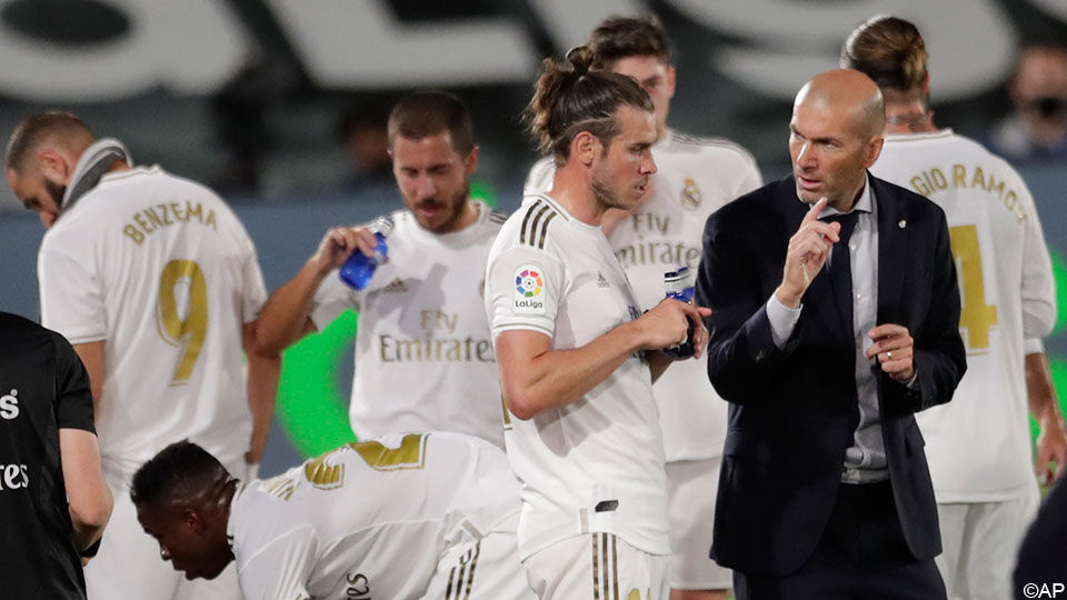 Zidane en Bale in gesprek op het veld.