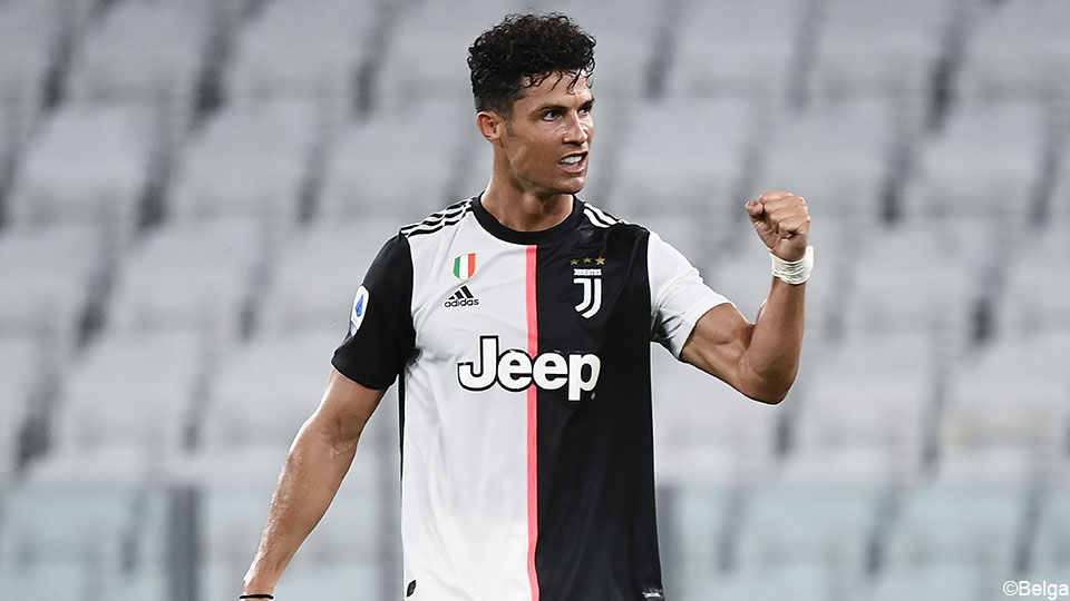 Ronaldo in Juventus-outfit die een vuist maakt