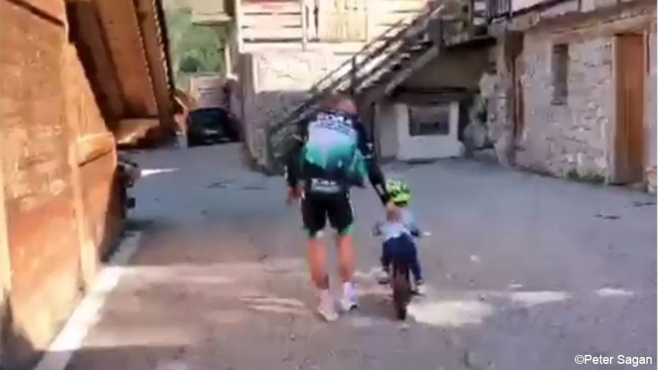 Peter Sagan ondersteunt zoontje Marlon bij het leren fietsen.