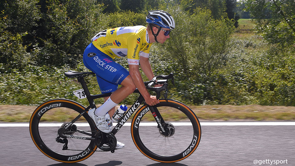 Remco Evenepoel met de gele trui in de Ronde van Polen, die hij won.