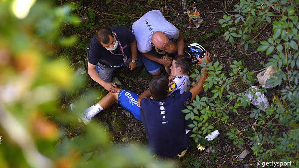Een jaar geleden tuimelde Remco Evenepoel een ravijn in tijdens de Ronde van Lombardije.