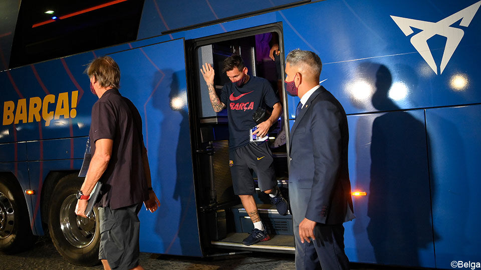 Lionel Messi stapt van de bus.