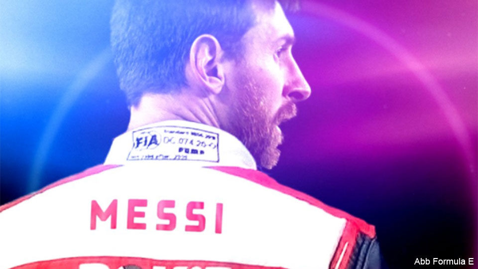 Lionel Messi gefotoshopt in een autosport-outfit. 