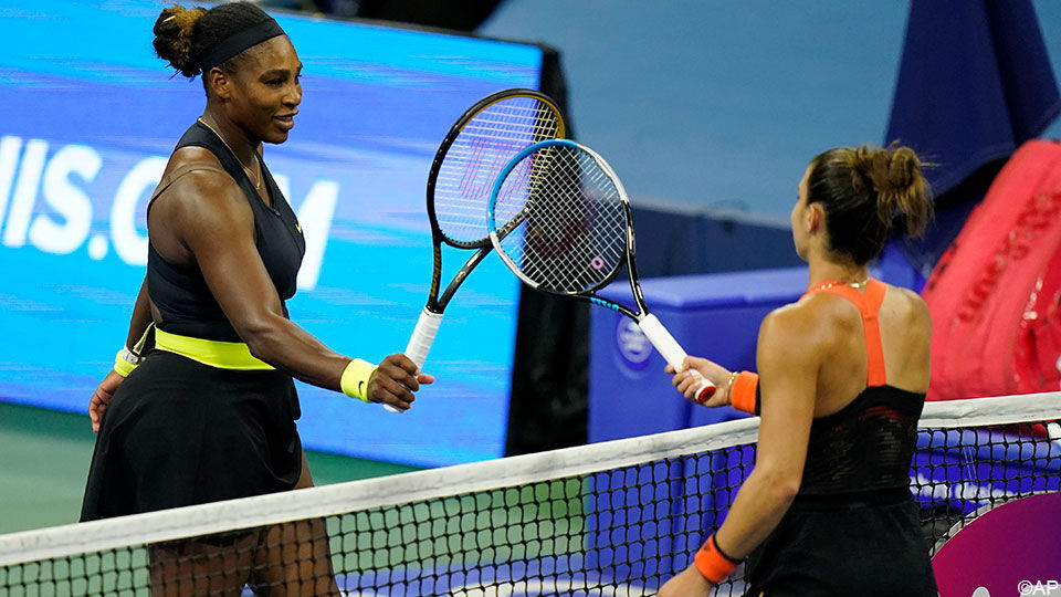 Serena Williams feliciteert Maria Sakkari met haar overwinning.