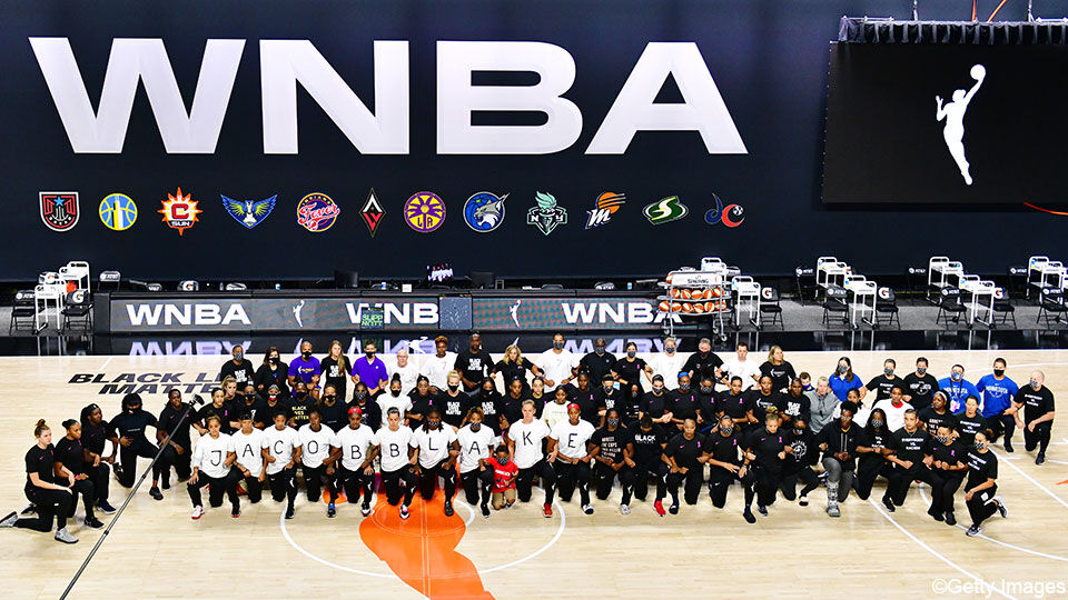 De WNBA-speelsters knielden op het veld als steunbetuiging aan de Black Lives Matter-beweging.