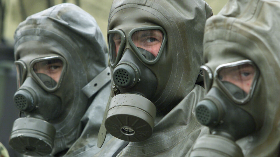 Soldaten van de Duitse Bundeswehr in beschermende NBC-pakken.