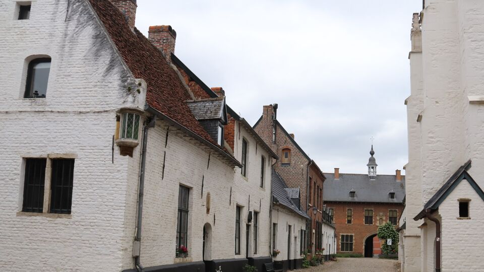 Diest Zoekt Investeerders Die Vervallen Begijnhofhuisjes Willen ...