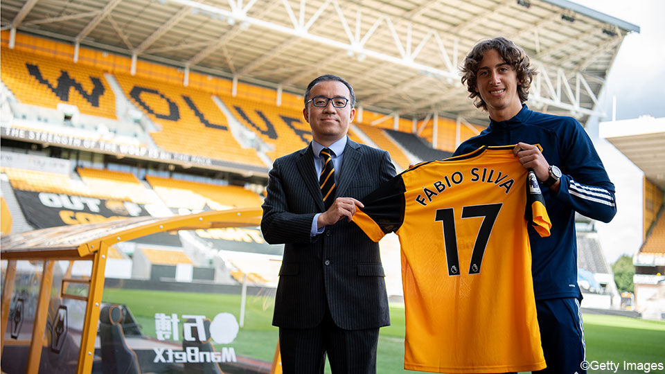 Voorzitter Jeff Shi (l.) stelt Fabio Silva (r.) voor in het stadion van de Wolves.
